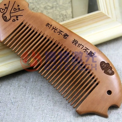梳子定制暖心禮物來(lái)襲-竹木制品激光打標(biāo)機(jī)
